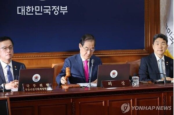 한덕수 국무총리가 21일 서울 종로구 정부서울청사에서 열린 국무회의를 열고 '채상병 특검법' 재의요구안을 의결하는 의사봉을 두드리고 있다. [사진=연합뉴스]