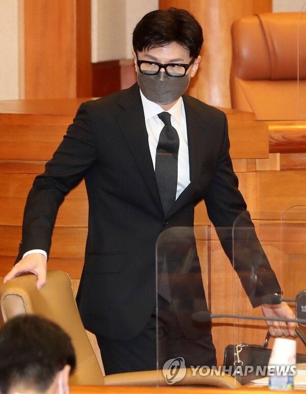 한동훈 법무부 장관이 27일 오후 서울 종로구 헌법재판소에서 열린 '검수완박'(검찰 수사권 완전박탈)법 권한쟁의심판 사건의 공개변론에 참석하고 있다. [사진=연합뉴스]