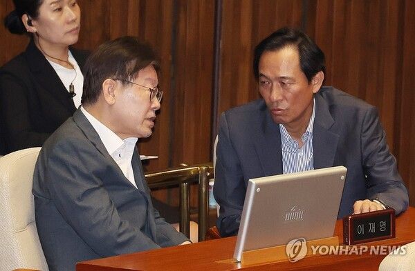 더불어민주당 이재명 대표가 5일 국회에서 열린 본회의에 참석, 우상호 의원과 대화하고 있다. [사진=연합뉴스]