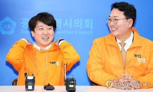 광주서 기자회견하는 천하람 개혁신당 제22대 국회의원 당선자(우측) [사진=연합뉴스]