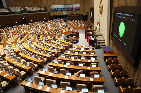2일 서울 여의도 국회에서 열린 본회의에서 '해병대 채상병 사망사건 수사외압 의혹 특별검사법'이 야당 단독으로 통과되고 있다. [사진=연합뉴스]