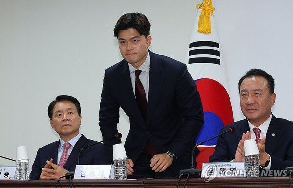 국민의힘 김용태 비상대책위원이 13일 오후 서울 여의도 국민의힘 당사에서 열린 비상대책위원회 회의에서 인사하고 있다. [사진=연합뉴스]