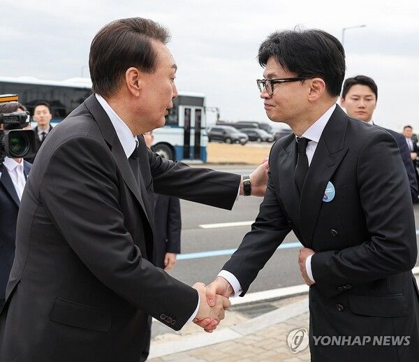 윤석열 대통령이 22일 경기도 평택 소재 해군 제2함대사령부에서 거행된 제9회 서해수호의날 기념식 행사를 마친 뒤 헤어지며 국민의힘 한동훈 비상대책위원장의 어깨를 두드려 주며 악수하고 있다. [사진=연합뉴스]