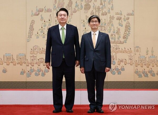 윤석열 대통령이 22일 서울 용산 대통령실 청사에서 열린 고위공직자범죄수사처장(공수처장) 임명장 수여식에서 오동운 공수처장에게 임명장을 수여한 뒤 기념 촬영을 하고 있다. [사진=연합뉴스]