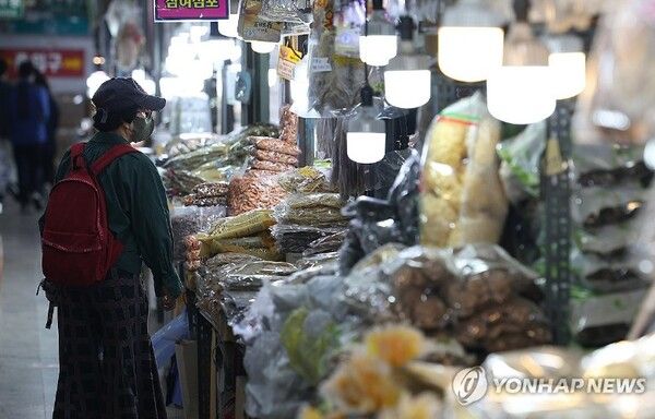 사진은 이날 오후 서울 동대문구 경동시장에서 한 시민이 물건을 고르고 있다. 사진=연합뉴스