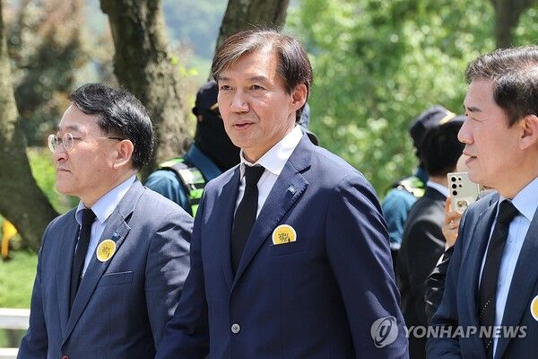 고 노무현 전 대통령 서거 15주기인 23일 오후 경남 김해시 진영읍 봉하마을에서 열린 추도식에 조국혁신당 조국 대표가 참석하고 있다. [사진=연합뉴스]