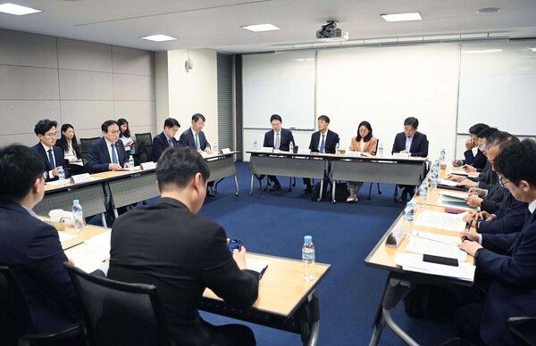 정인교 산업통상자원부 통상교섭본부장은 2024년 5월 24일 서울 중구 대한상공회의소 소회의실에서 기획재정부, 외교부, 고용노동부 등 관계부처 위원 및 관계자가 참석한 가운데 열린 「제39차 통상추진위원회」를 주재하고, 인사말을 한 후 향후 3년간의 통상정책 청사진이 담긴 통상정책 로드맵 등을 논의하였다.[사진=산업통상자원부]