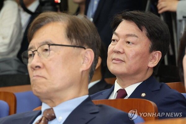 8일 오후 서울 여의도 국회에서 열린 국민의힘 비상의원총회에서 '채상병 특검법' 찬성 의사를 공개적으로 밝힌 안철수 의원과 최재형 의원이 추경호 원내대표의 발언을 듣고 있다. [사진=연합뉴스]