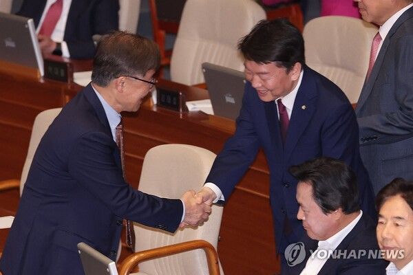 채상병 특검' 찬성 의사를 공개적으로 밝힌 국민의힘 안철수 의원과 최재형 의원이 28일 오후 국회에서 열린 본회의에서 재의결 안건으로 상정된 '해병대 채상병 사망사건 수사외압 의혹 특별검사법' 표결을 마친 뒤 악수하고 있다. [사진=연합뉴스]