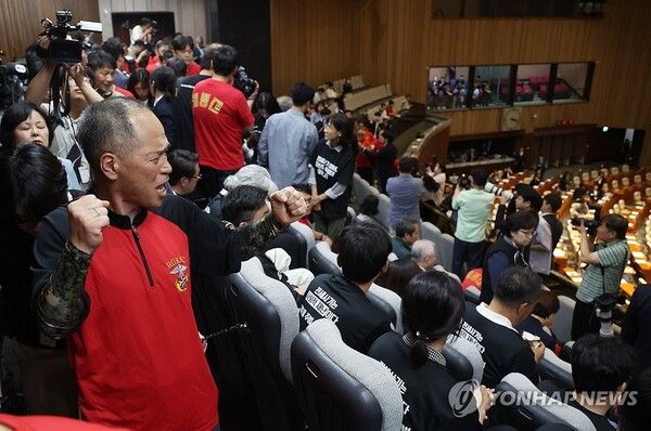 28일 오후 국회에서 열린 본회의에서 해병대예비역연대 회원들이 재의결 안건으로 상정된 '해병대 채상병 사망사건 수사외압 의혹 특별검사법'이 부결되자 국민의힘 의원들을 향해 소리치고 있다. [사진=연합뉴스]