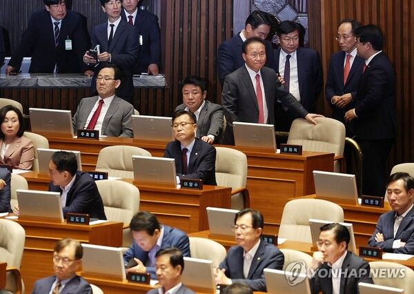 국민의힘 추경호 원내대표 등 지도부가 28일 오후 국회에서 열린 본회의에서 재의결 안건으로 상정된 '해병대 채상병 사망사건 수사외압 의혹 특별검사법' 투표를 앞두고 심각한 표정으로 대화하고 있다. [사진=연합뉴스]