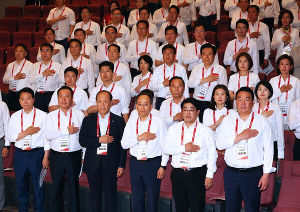 국민의힘&nbsp;황우여 비상대책위원장과 추경호 원내대표가 30일 오후 충남 천안 재능교육연수원에서 열린 제22대 국회의원 워크숍에서 참석자들과 함께 국민의례를 하고 있다. [사진=연합뉴스]