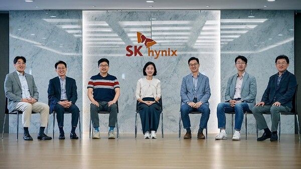 좌담회에 참석한 SK하이닉스 임원들. 왼쪽부터 권언오 부사장(HBM PI), 김기태 부사장(HBM S&M), 이동훈 부사장(321단 낸드 PnR), 오해순 부사장(낸드 어드밴스드 PI), 길덕신 부사장(소재개발), 손호영 부사장(Adv. PKG개발), 이재연 부사장(Global RTC). 사진=SK하이닉스