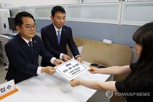 제22대 국회 개원 첫날인 30일 국회 의안과에서 더불어민주당 민병덕(왼쪽), 김용민 의원이 당론 1호 법안인 ‘해병대 특검법', '민생위기 특별 조치법’을 제출하고 있다. [사진=연합뉴스]