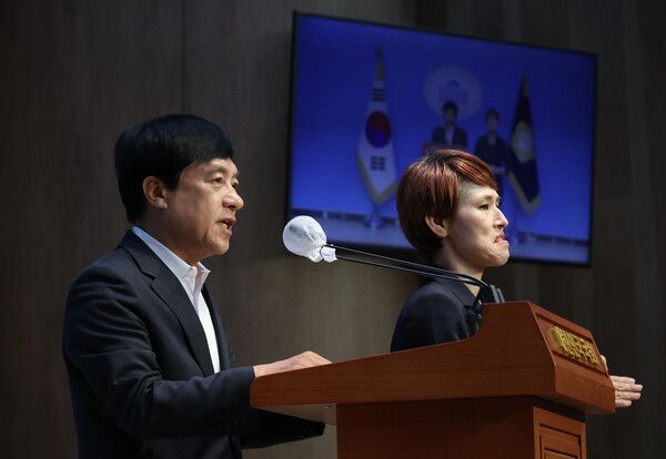 더불어민주당&nbsp;이성윤&nbsp;의원이 31일 국회에서 '김건희 종합 특검법' 대표발의 기자회견을 하고 있다. [사진=연합뉴스]