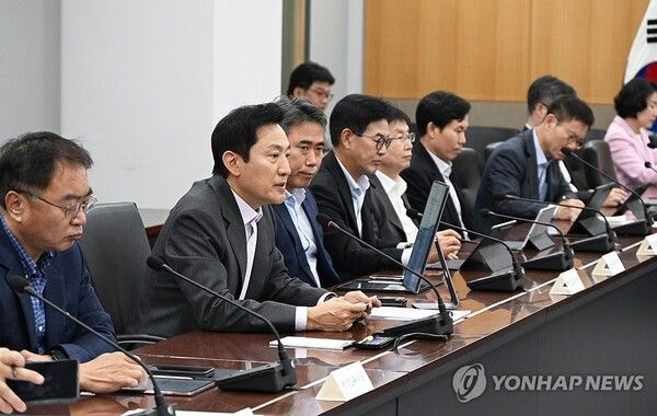 (서울=연합뉴스) 오세훈 서울시장이 30일 서울 중구 서울시청에서 열린 민생경제정책 점검 회의에 참석해 발언하고 있다. 2024.4.30 [서울시 제공. 재판매 및 DB 금지] photo@yna.co.kr