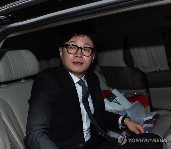 (서울=연합뉴스) 한종찬 기자 = 국민의힘 한동훈 비상대책위원장이 11일 서울 여의도 국민의힘 당사에서 제22대 국회의원 선거 관련 입장 발표를 한 뒤 당사를 떠나고 있다. 2024.4.11 [공동취재] saba@yna.co.kr