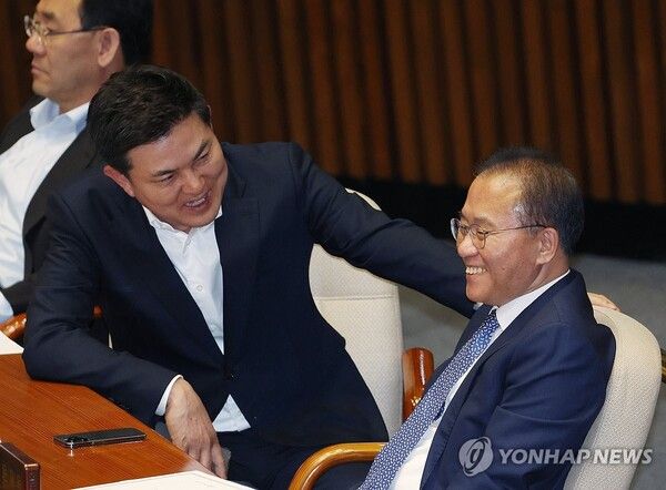 국민의힘 윤재옥 원내대표(오른쪽)가 2일 국회에서 열린 본회의에서 김태호 의원과 대화하고 있다. [사진=연합뉴스]