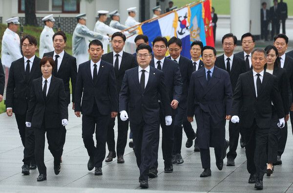 더불어민주당 박찬대 신임 원내대표와 원내지도부가 7일 오전 서울 동작구 국립서울현충원을 참배하고 있다. [사진=연합뉴스]