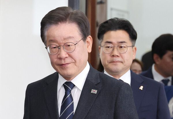 더불어민주당 이재명 대표(왼쪽)와 박찬대 원내대표가 8일 오전 국회에서 열린 최고위원회의에 참석하고 있다. [사진=연합뉴스]