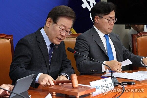 더불어민주당이 10일 대선에 출마하는 당 대표의 사퇴 시한 예외 조항 등을 담은 당헌·당규 개정안을 최고위원회의에서 의결했다 [사진=연합뉴스]