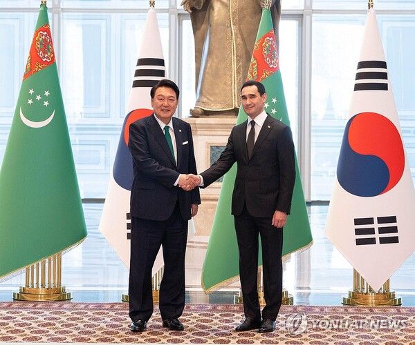 기념촬영하는 윤석열 대통령과 베르디무하메토프 투르크 대통령 [사진=연합뉴스]