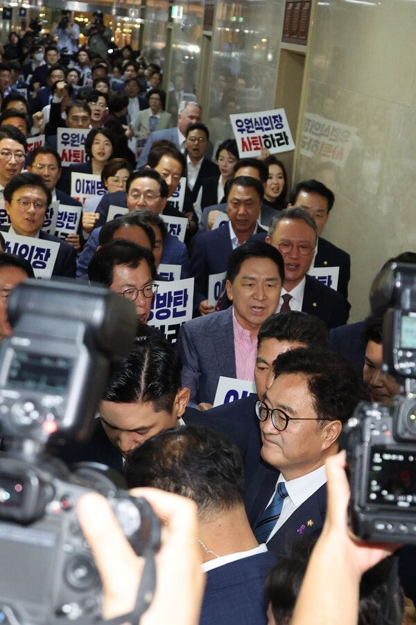우원식 국회의장이 10일 오후 국회에서&nbsp;본회의를 개회하기 위해 국민의힘 의원들의 사퇴 촉구 시위를 뚫고서 국회&nbsp;본회의장으로 향하고 있다. [사진=연합뉴스]