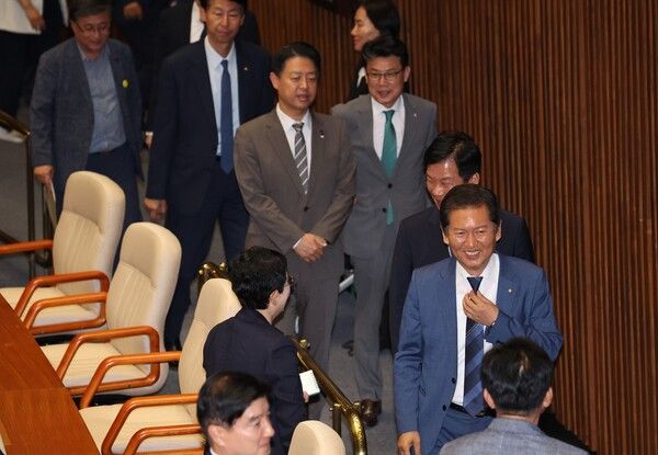 10일 국회&nbsp;본회의에서 법제사법위원장으로 선출된 더불어민주당 정청래 의원이 산회 후 밝게 웃고 있다. [사진=연합뉴스]