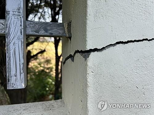 지진으로 금이 간 학교 담벼락 [사진=연합뉴스]
