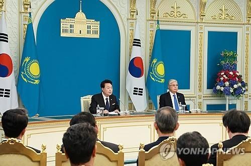 &nbsp;카자흐스탄을 국빈 방문 중인 윤석열 대통령이 12일(현지시간) 카자흐스탄 아스타나 대통령궁에서 카심-조마르트 토카예프 카자흐스탄 대통령과 한·카자흐스탄 정상회담을 마친 뒤 공동언론발표에 참석해 발언하고 있다.[사진=연합뉴스]