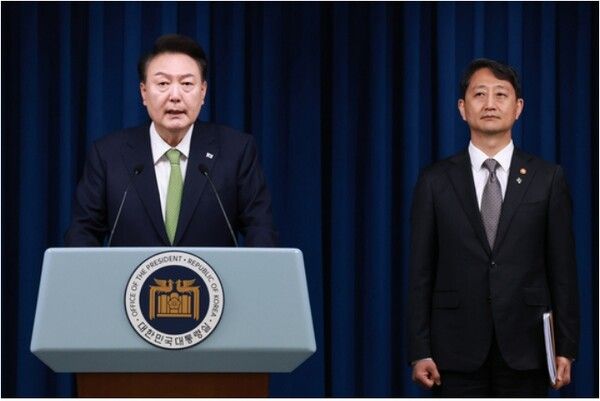 윤석열 대통령이 3일 오전 서울 용산 대통령실 청사 브리핑실에서 열린 국정브리핑에 참석해 동해 석유·가스 매장과 관련해 직접 브리핑을 하고 있다. 국정브리핑에 배석한 안덕근 산업통상자원부 장관이 브리핑에 배석했다..[사진=연합뉴스]