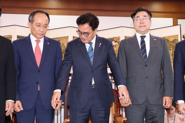 우원식 국회의장이 10일 오후 국회의장실에서 국민의힘&nbsp;추경호&nbsp;원내대표, 더불어민주당&nbsp;박찬대&nbsp;원내대표와 회동하기에 앞서 기념촬영을 하던 중 양당 원내대표의 손을 잡고 있다. [사진=연합뉴스]