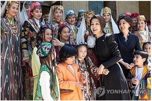 김건희&nbsp;여사와 샤브카트 미르지요예프 우즈베키스탄 대통령의 배우자인 지로아트 미르지요예바 여사가 14일 오전(현지시간) 우즈베키스탄 타슈켄트 대통령궁 대통령궁 '히바'동(문화행사장)에서 배우자 문화 프로그램에 참가한 어린이와 인사하고 있다.[사진=연합뉴스]