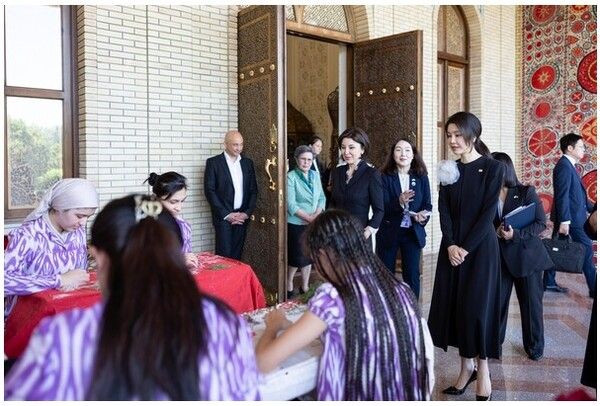 김건희&nbsp;여사와 샤브카트 미르지요예프 우즈베키스탄 대통령의 배우자인 지로아트 미르지요예바 여사가 14일 오전(현지시간) 우즈베키스탄 타슈켄트 대통령궁 대통령궁 '히바'동(문화행사장)에서 우즈베크 전통 자수 전시를 관람하고 있다.[사진=연합뉴스]