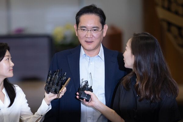2주간의 미국 출장을 떠난 이재용&nbsp;삼성전자 회장이 지난 13일 서울김포비즈니스항공센터를 통해 귀국하고 있다. [사진제공=연합뉴스]