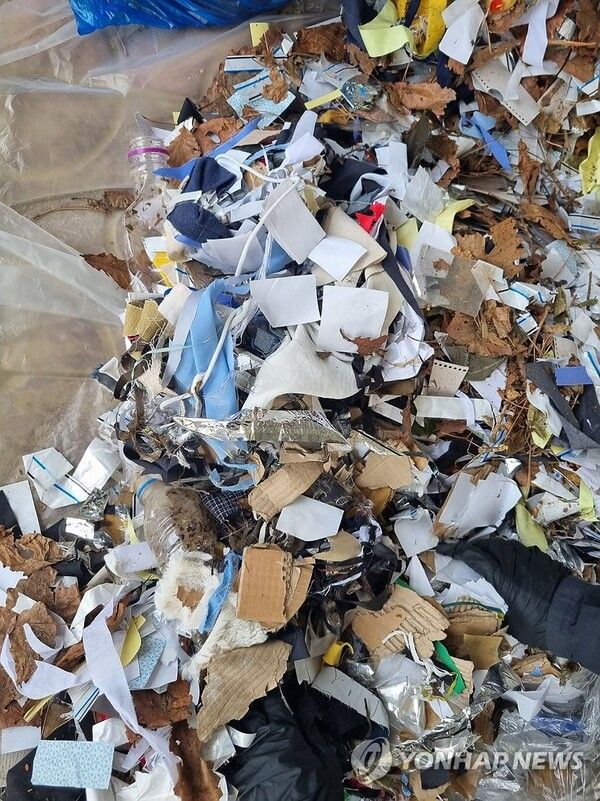 오물풍선 안에 들어 있는 각종 쓰레기들 [사진=연합뉴스]