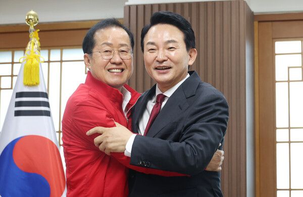 국민의힘 당권주자인 원희룡 전 국토교통부 장관이 26일 대구시 산격청사에서&nbsp;홍준표&nbsp;대구시장을 만나고 있다. [사진=연합뉴스]&nbsp;