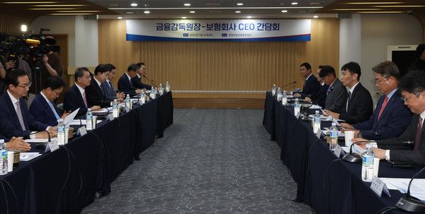 이복현 금융감독원장과 보험회사 대표들이 30일 서울 종로구 생명보험교육문화센터에서 간담회를 하고 있다.[사진=연합뉴스]