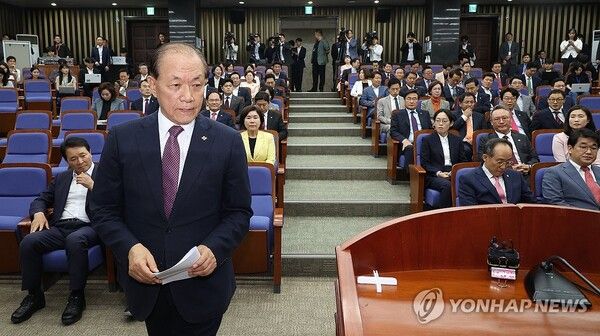 국민의힘 황우여 비상대책위원장이 5일 오후 국회에서 본회의 참석 여부를 결정하는 의원총회에 참석해 발언을 하기 위해 단상으로 향하고 있다. [사진=연합뉴스]