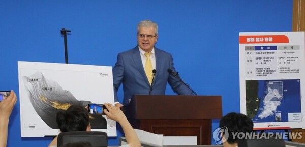 경북 포항 영일만 일대에 최대 140억배럴 규모의 석유·가스가 매장돼 있을 가능성이 있다고 분석한 미국 액트지오(Act-Geo)의 비토르 아브레우 대표가 7일 오전 정부세종청사 산업통상자원부 기자실에서 브리핑하고 있다. 사진=연합뉴스