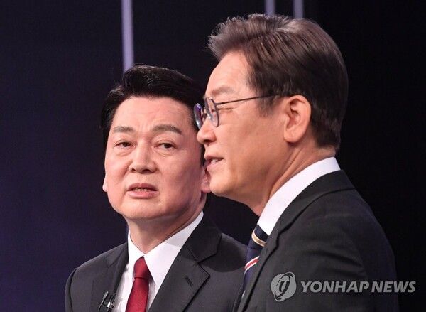 2일 저녁 서울 영등포구 KBS 본관 스튜디오에서 열린 중앙선거관리위원회 주관 제20대 대통령선거 후보자 3차 사회분야 방송토론회에 참석한 더불어민주당 이재명(오른쪽), 국민의당 안철수 대선후보가 대화하고 있다. [사진=연합뉴스]