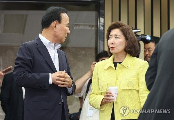 국민의힘 나경원(오른쪽), 박덕흠 의원이 3일 오후 국회에서 열린 의원총회에 입장해 대화하고 있다. [사진=연합뉴스]