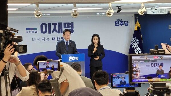 더불어민주당&nbsp;이재명&nbsp;전 대표가 10일 오전 서울 여의도 중앙당사에서 당 대표 출마 선언을 하고 있다. [사진=박상주 기자]