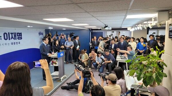 더불어민주당&nbsp;이재명&nbsp;전 대표가 10일 오전 서울 여의도 중앙당사에서 당 대표 출마 선언을 하고 있다. [사진=박상주 기자]