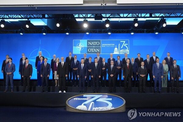 나토 정상회의서 기념 촬영하는 회원국 정상들 [사진=AP=연합뉴스]