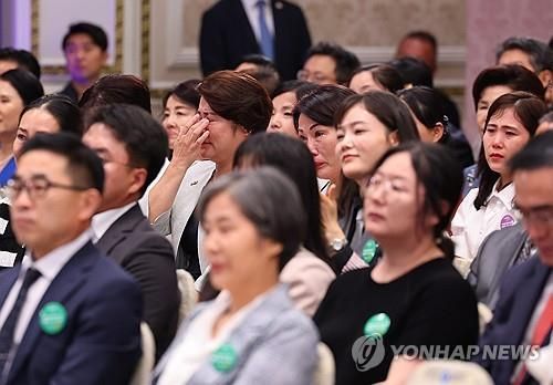 &nbsp;14일 청와대 영빈관에서 열린 '제1회 북한이탈주민의날 기념식'에 참석한 탈북민들이&nbsp;윤석열&nbsp;대통령의 기념사를 들으며 눈물을 흘리고 있다.[사진=연합뉴스]