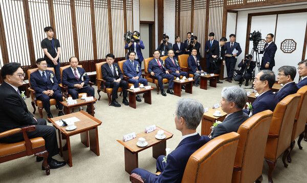 우원식&nbsp;국회의장이 17일 국회에서 제헌절 행사에 앞서 한덕수 국무총리와 조희대 대법원장, 이종석 헌법재판소장, 노태악 중앙선거관리위원장, 최재해 감사원장 등과 환담하고 있다.[사진=국회사진기자단]