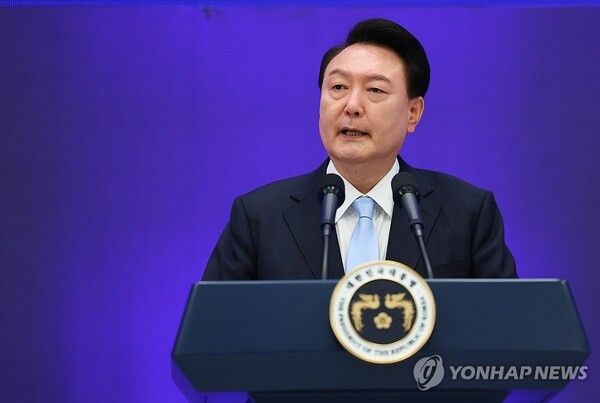 윤석열 대통령의 지지율이 지난 조사에 비해 1.3%p 내린 35.0%를 기록했다는 여론조사 결과가 나왔다 [사진=연합뉴스]