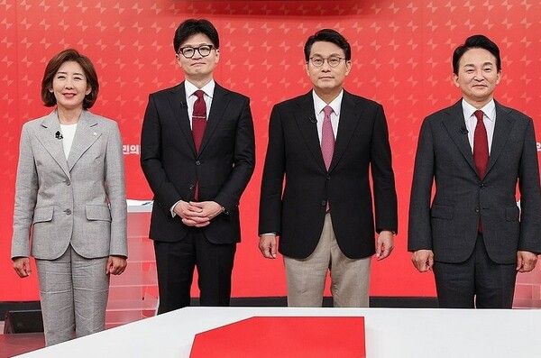 지난 19일 서울 양천구 SBS 스튜디오에서 열린 국민의힘 제6차 전당대회 당대표 후보 방송토론회에 나선 나경원(왼쪽부터), 한동훈, 윤상현, 원희룡 후보가 기념 촬영하고 있다. [사진=연합뉴스]