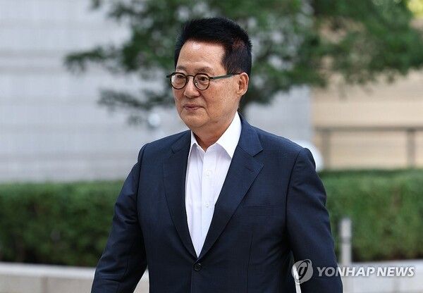 박지원 전 국정원장이 3일 오전 서초구 서울중앙지방법원에서 열린 서해 공무원 피격 사건 관련 속행 공판에 출석하고 있다. 2023.11.3 [사진=연합뉴스]